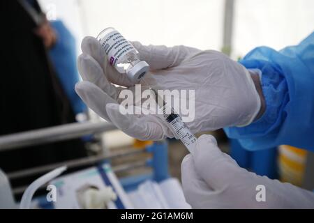 Algier, Algerien. Juni 2021. Am 6. Juni 2021 bereitet ein Arzt eine Dosis COVID-19-Impfstoff an einer temporären Impfstation in Algier, Algerien, vor. Algerien hat am Sonntag mit der Einrichtung von temporären Impfstationen begonnen, um die Impfung gegen COVID-19 im Land zu beschleunigen. Quelle: Xinhua/Alamy Live News Stockfoto