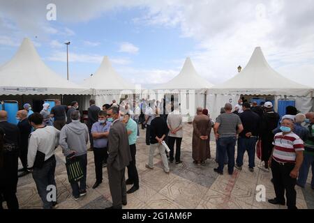 Algier, Algerien. Juni 2021. Algerier warten vor einer Impfstation, um COVID-19-Impfstoffe in Algier, Algerien, 6. Juni 2021 zu erhalten. Algerien hat am Sonntag mit der Einrichtung von temporären Impfstationen begonnen, um die Impfung gegen COVID-19 im Land zu beschleunigen. Quelle: Xinhua/Alamy Live News Stockfoto