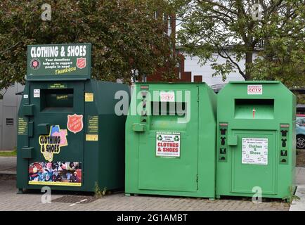 Recycling-Bank für Kleidung in Central Milton Keynes. Stockfoto