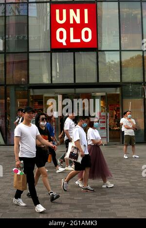 Peking, China. Juni 2021. Chinesische Einkäufer kommen am Sonntag, den 6. Juni 2021, an der Bekleidungskette UNIQLO des Fast Retailings in Peking vorbei. UNIQLO ist aufgrund der Verwendung von Baumwolle, die angeblich von der Sklavenarbeit in Xinjiang gepflückt wurde, unter harte Kritik und Kleiderboykotts geraten. Foto von Stephen Shaver/UPI Credit: UPI/Alamy Live News Stockfoto