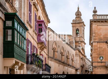 Palazzo Santa Sofia und andere mittelalterliche Gebäude in der Villegaignon Straße, rund um den St. Paul's Square, in Mdina, Malta. Typisch maltesische Architektur. Stockfoto