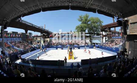 Ostrava, Tschechische Republik. Juni 2021. J&T Banka Arena während des Turniers der Ostrava Beach Open 2021 im Rahmen des Beach Volleyball World Tour Spiels Ondrej Perusic/David Scheiner aus Tschechien gegen Viacheslav Krasilnikov/Oleg Stoyanovskiy aus Russland in Ostrava, Tschechische Republik, 6. Juni 2021. Quelle: Petr Sznapka/CTK Photo/Alamy Live News Stockfoto