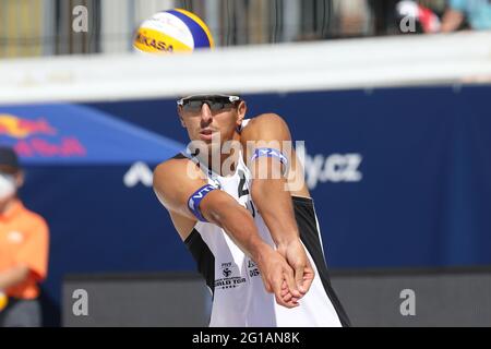 Ostrava, Tschechische Republik. Juni 2021. Oleg Stoyanovskiy aus Russland im Einsatz beim Turnier Ostrava Beach Open 2021, Teil des Beach Volleyball World Tour Spiels Ondrej Perusic/David Scheiner aus Tschechien gegen Viacheslav Krasilnikov/Oleg Stoyanovskiy aus Russland in Ostrava, Tschechische Republik, 6. Juni 2021. Quelle: Petr Sznapka/CTK Photo/Alamy Live News Stockfoto