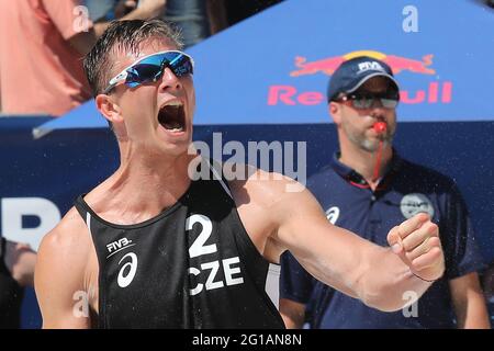 Ostrava, Tschechische Republik. Juni 2021. David Scheiner aus Tschechien feiert nach dem Gewinn des Turniers Ostrava Beach Open 2021 im Rahmen des Beach Volleyball World Tour Spiels Ondrej Perusic/David Scheiner aus Tschechien gegen Viacheslav Krasilnikov/Oleg Stoyanovskiy aus Russland in Ostrava, Tschechische Republik, 6. Juni 2021. Quelle: Petr Sznapka/CTK Photo/Alamy Live News Stockfoto