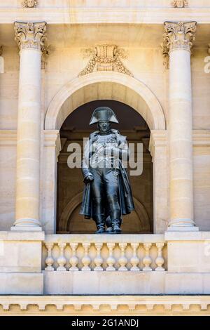 Vorderansicht der Statue von Napoleon Bonaparte auf dem Balkon der Südfassade des Ehrenhofs des Hotel des Invalides in Paris. Stockfoto