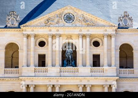 Vorderansicht der Statue von Napoleon Bonaparte in der Mitte der Südfassade des Ehrenhofs des Hotel des Invalides in Paris. Stockfoto