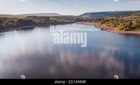 Luftaufnahme des Llwyn-onn Reservoir, Brecon Beacons National Park, Wales, Großbritannien Stockfoto