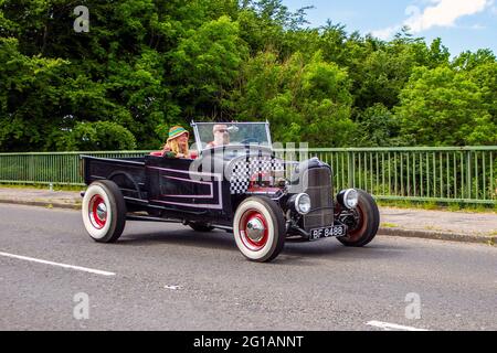 Schwarzer Ford der 1930 30er Jahre 3300 ccm, speziell angefertigter Ford T-Bucket Hot Rod, eine Art individueller Wagen, der oft auf einem Ford Model T. Key aus dem Jahr 1927 basiert. Oldtimer Ford Model A Tudor Limousine in Chorley Großbritannien Stockfoto