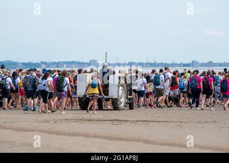 Arnside, Cumbria, Großbritannien. Juni 2021. Bei perfektem Wetter machen sich Wanderer auf einen Spaziergang über den heimtückischen Sand der Morecambe Bay zwischen Arnside und KentÕs Bank auf. Die geführten Wanderungen überqueren den Sand durch die Kanäle des Kent River und sind zwischen 6 und 8 Meilen lang. Quelle: John Eveson/Alamy Live News Stockfoto