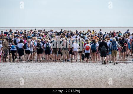 Arnside, Cumbria, Großbritannien. Juni 2021. Bei perfektem Wetter machen sich Wanderer auf einen Spaziergang über den heimtückischen Sand der Morecambe Bay zwischen Arnside und KentÕs Bank auf. Die geführten Wanderungen überqueren den Sand durch die Kanäle des Kent River und sind zwischen 6 und 8 Meilen lang. Quelle: John Eveson/Alamy Live News Stockfoto