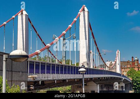 Die 1935 eröffnete Chelsea Bridge überquert den Fluss Thames und verbindet Chelsea am Nordufer mit Battersea am Südufer im Südwesten Londons Stockfoto