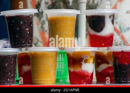 Jenang, traditionelle Haferflocken aus Java, Indonesien, bestehen aus Bubur Sumsum, Candil, rotem Reisbrei, serviert mit Kokosmilch oder flüssigem Palmzucker Stockfoto