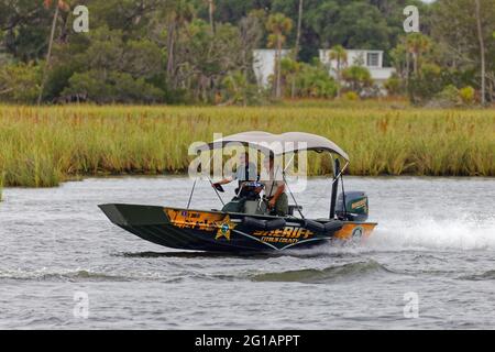 5. JUNI 2021, CRYSTAL RIVER, FL: Abgeordnete der Citrus County Sheriff's Office Marine Division reagieren auf 911 Anruf auf dem Wasser. Stockfoto