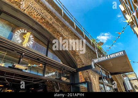 Battersea Brewery eine Mikrobrauerei und Bar im Circus West Village, Teil der Neubelebung des Battersea Power Kraftwerks und der Umgebung in London Stockfoto