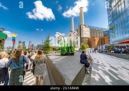 Menschen genießen einen Tag im Circus West Village, Teil des neuen Battersea Power Station Regenerationsprojekt, Nine Elms, London, Großbritannien Stockfoto