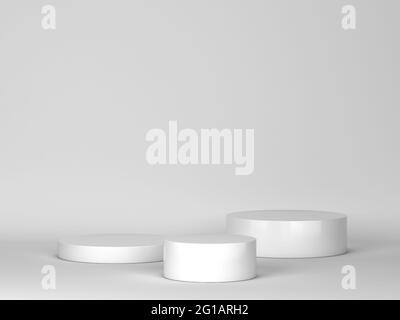 Leere weiße Podien. Minimale Szene. 3d-Illustration. Drei Zylinderpodeste als Vitrine Stockfoto