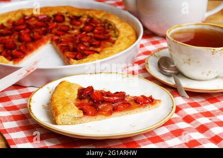 Hausgemachte, offene Pie-gallet mit Erdbeeren und Rhabarber auf dem Tisch. Geringer Fokus. Stockfoto