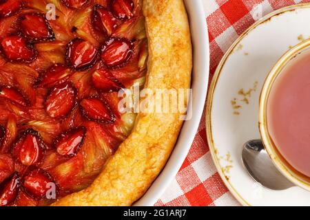 Nahaufnahme hausgemachte, offene Pie-gallet mit Erdbeeren und Rhabarber. Draufsicht. Stockfoto