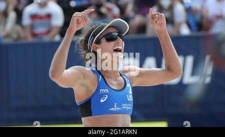 Ostrava, Tschechische Republik. Juni 2021. Sarah Sponcil aus den USA reagiert während des Turniers Ostrava Beach Open 2021 im Rahmen des Beach Volleyball World Tour Spiels Jolana Heidrich/Anouk Verde-Depra aus der Schweiz gegen Sarah Sponcil/Kelly Claes aus den USA in Ostrava, Tschechische Republik, 6. Juni 2021. Quelle: Petr Sznapka/CTK Photo/Alamy Live News Stockfoto