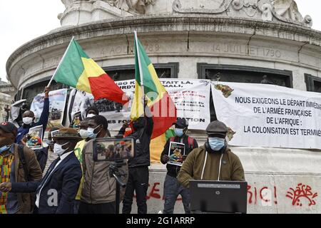Paris, Frankreich. Juni 2021. Kundgebung der Malier, um am 5. Juni 2021 in Paris, Frankreich, ein Verteidigungsabkommen mit Russland zu fordern. Stockfoto