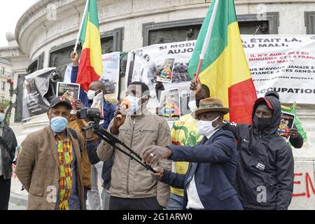 Paris, Frankreich. Juni 2021. Kundgebung der Malier, um am 5. Juni 2021 in Paris, Frankreich, ein Verteidigungsabkommen mit Russland zu fordern. Stockfoto