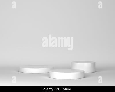 Leere weiße Podien. Minimale Szene. 3d-Illustration. Drei Zylinderpodeste als Vitrine Stockfoto