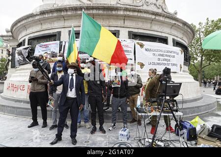 Paris, Frankreich. Juni 2021. Kundgebung der Malier, um am 5. Juni 2021 in Paris, Frankreich, ein Verteidigungsabkommen mit Russland zu fordern. Stockfoto