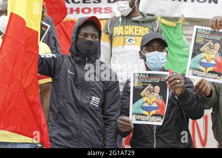 Paris, Frankreich. Juni 2021. Kundgebung der Malier, um am 5. Juni 2021 in Paris, Frankreich, ein Verteidigungsabkommen mit Russland zu fordern. Stockfoto