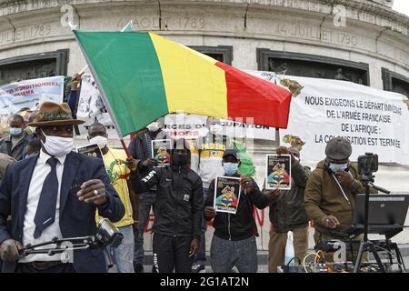 Paris, Frankreich. Juni 2021. Kundgebung der Malier, um am 5. Juni 2021 in Paris, Frankreich, ein Verteidigungsabkommen mit Russland zu fordern. Stockfoto
