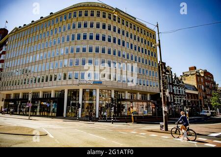 Büro von booking.com in amsterdam. Booking.com wird die 65 Millionen Euro in der JETZT erhaltenen Unterstützung zurückzahlen. Der Schritt folgt auf den politischen Aufruhr der letzten Tage über 28 Millionen Euro an Boni, die das Buchungsunternehmen kürzlich ausgezahlt hat. Amsterdam, Niederlande, am 06. Juni 2021. Foto von Robin Utrecht/ABACAPRESS.COM Stockfoto