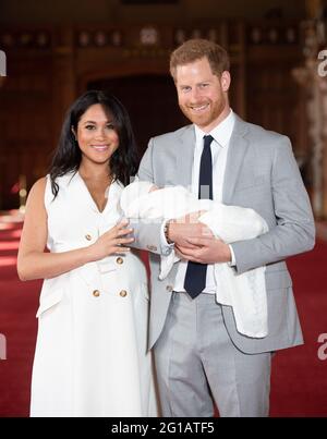 Aktenfoto vom 8/5/2019 des Herzogs und der Herzogin von Sussex mit ihrem kleinen Sohn Archie. Die Herzogin von Sussex gebar am Freitag in Kalifornien eine 7lb 11oz Tochter, Lilibet 'Lili' Diana Mountbatten-Windsor, und sowohl Mutter als auch Kind sind gesund und gut, sagte Meghans Pressesprecherin. Ausgabedatum: Sonntag, 6. Juni 2021. Stockfoto