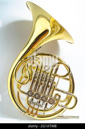 Gelb voll Doppel BBF Französisch Horn Messing Blasinstrument auf weißem Hintergrund Stockfoto