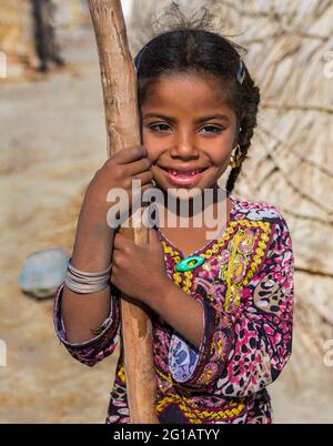 Porträt des Mädchens Baloch (Baluch) im Kreis Nikshahr, in der Provinz Sistan und in der Provinz Baluchestan im Iran. Stockfoto