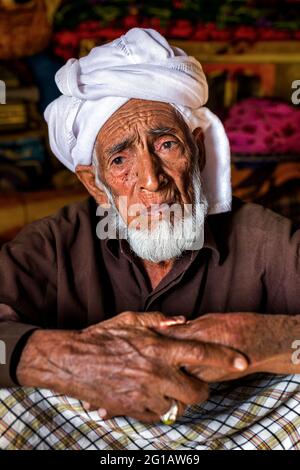 Porträt des iranischen Balochs (Baluch) in traditioneller Kleidung, im Kreis Nikshahr, in der Provinz Sistan und in der Provinz Baluchestan im Iran. Stockfoto