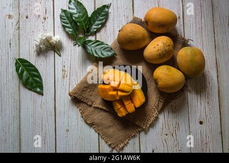 Verzehrfertige Mangoscheiben serviert. Draufsicht. Stockfoto