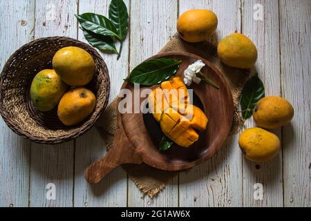 Bereit, geschnittene Mango auf einer Holzplatte zu essen. Draufsicht. Stockfoto