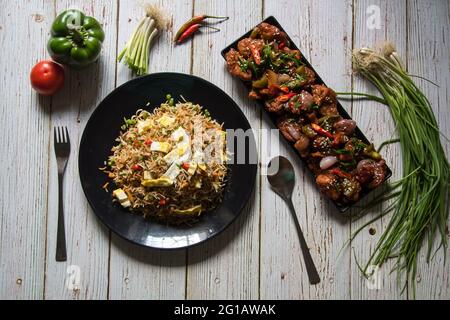 Blick von der Spitze der chinesischen Küche gebratener Reis und trockenes Chili-Huhn. Ein beliebtes Gericht auf der ganzen Welt. Stockfoto