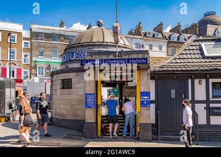 Menschen, die die Clapham Common U-Bahnstation auf der Northern Line betreten. Der Eingang West hat ein Kuppeldach aus den 1920er Jahren, Clapham, London SW4 Stockfoto