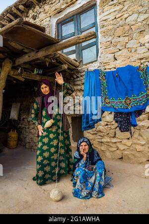 Kurdische Frauen im Dorf Palangan, Provinz Kordestan im Iran. Stockfoto