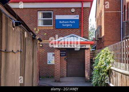Der Eingang zur Balham Park Surgery an NHS Doctors Surgery and Medical Practice befindet sich in 236 Balham High Road, London, SW17 Stockfoto