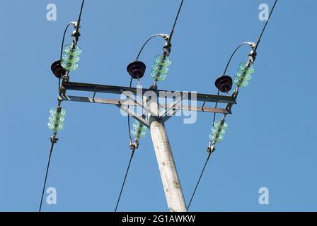 33 KV Stromleitungsmast mit Glasisolatoren Stockfoto