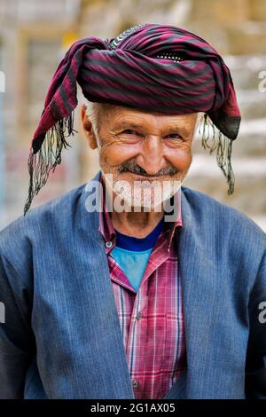 Ein Porträt des iranischen kurden im Dorf Hawraman Takht, Provinz Kordestan im Iran. Avroman oder Hawraman ist eine bergige Region in kurdestan. Stockfoto