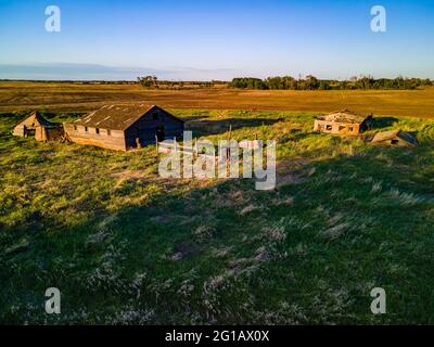 Eine Luftaufnahme eines alten Bauernhofs, der verlassen, vergessen und von der Natur zurückerobert wurde. Stockfoto