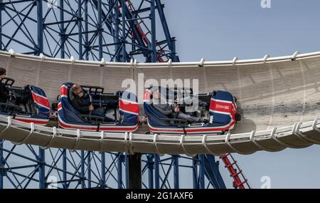 Mackpool Club Pleasure Beach Erleben Sie eine private Veranstaltung in Pleasure Beach Blackpool, Reiter genießen exklusive Fahrt auf dem neuen ICON Coaster Stockfoto