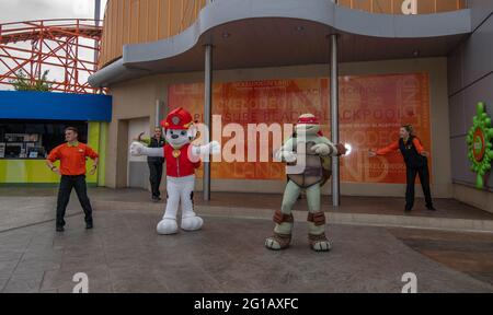 Mackpool Club Pleasure Beach Erleben Sie eine private Veranstaltung in Pleasure Beach Blackpool, Reiter genießen exklusive Fahrt auf dem neuen ICON Coaster Stockfoto