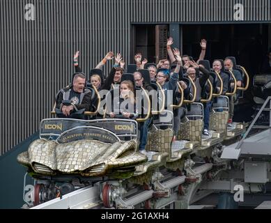 Mackpool Club Pleasure Beach Erleben Sie eine private Veranstaltung in Pleasure Beach Blackpool, Reiter genießen exklusive Fahrt auf dem neuen ICON Coaster Stockfoto