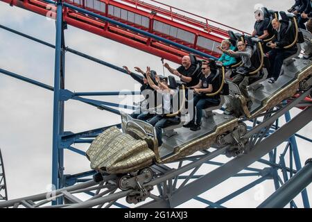 Mackpool Club Pleasure Beach Erleben Sie eine private Veranstaltung in Pleasure Beach Blackpool, Reiter genießen exklusive Fahrt auf dem neuen ICON Coaster Stockfoto