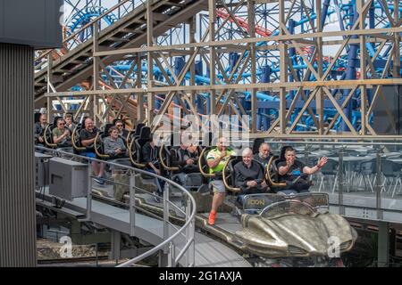 Mackpool Club Pleasure Beach Erleben Sie eine private Veranstaltung in Pleasure Beach Blackpool, Reiter genießen exklusive Fahrt auf dem neuen ICON Coaster Stockfoto