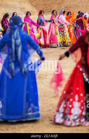 Qashqai traditionelle Tänze während der Hochzeitszeremonie, Semirom County, Isfahan Provinz des Iran. Stockfoto