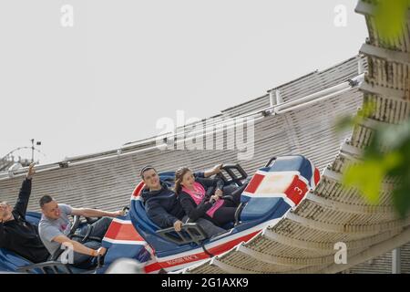 Mackpool Club Pleasure Beach Erleben Sie eine private Veranstaltung in Pleasure Beach Blackpool, Reiter genießen exklusive Fahrt auf dem neuen ICON Coaster Stockfoto